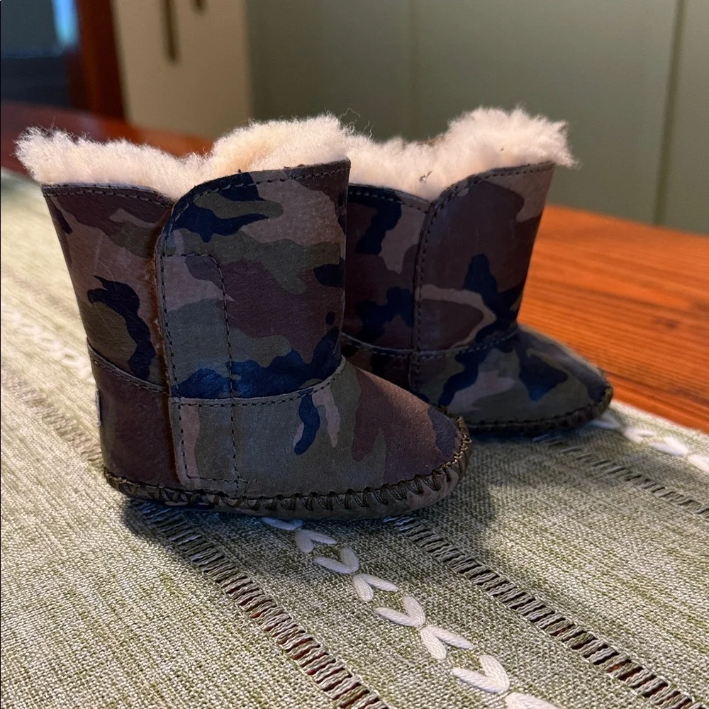 UGG NWOT Camouflage Baby Booties with Fur Lining -Size 0/1